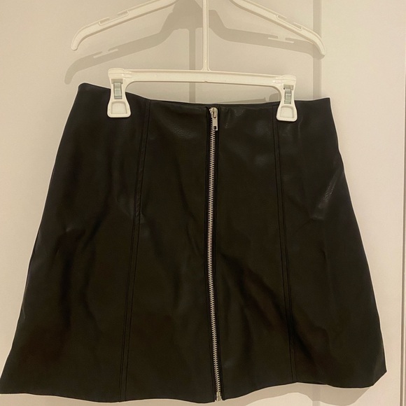 Leather black mini skirt with zipper in front. - Picture 1 of 3